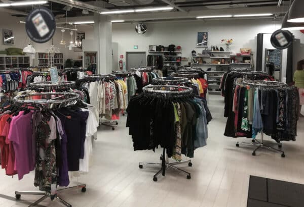 Pyöreät rekit myymälässä Pyöreät rekit myymälässä
