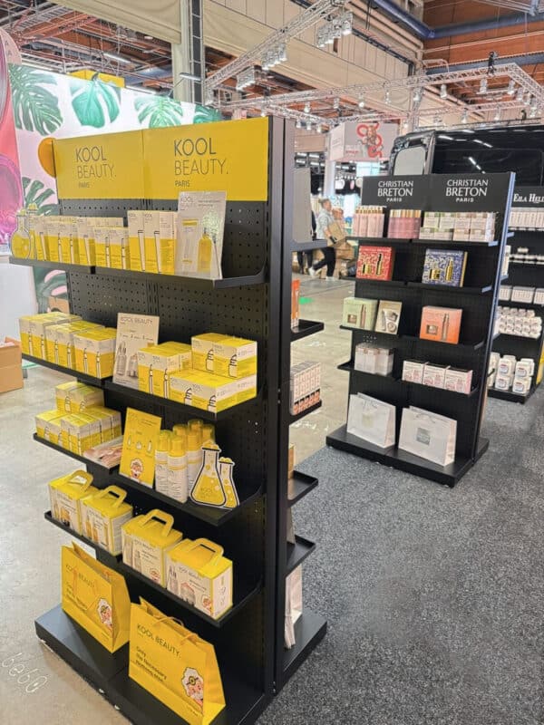 Metallinen tuoteteline messuilla Metallinen tuoteteline messuilla