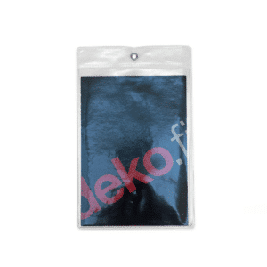 Muovitasku reiällä ja metallivahvikkeella